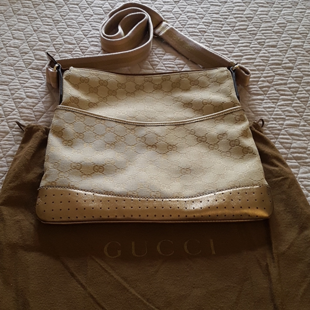 🌺FINAL SALE🌺 Gucci Monogram Messenger Bag